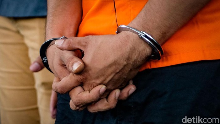 Aparat Antiteror Amankan Delapan Orang Terduga Jaringan Radikal di Sulawesi Tengah Jakarta, 6 Mei 2026 — Tim Detasemen Khusus 88 Antiteror menangkap delapan orang yang diduga terkait jaringan Jamaah Ansharut Daulah (JAD) dalam operasi di wilayah Sulawesi Tengah. Penangkapan dilakukan dalam rangkaian operasi penindakan terhadap aktivitas yang diduga berkaitan dengan penyebaran paham radikal dan jaringan terorisme. Aparat bergerak di sejumlah lokasi berbeda setelah melakukan penyelidikan dan pemantauan sebelumnya. Menurut informasi dari pihak kepolisian, para terduga diduga memiliki keterkaitan dengan aktivitas jaringan ekstremisme yang beroperasi secara tertutup. Aparat juga melakukan penggeledahan untuk mencari barang bukti yang berkaitan dengan dugaan tindak pidana terorisme. Dalam operasi tersebut, sejumlah barang bukti berupa perangkat komunikasi dan dokumen tertentu turut diamankan untuk kepentingan penyidikan lebih lanjut. Polisi masih mendalami peran masing-masing terduga dalam jaringan tersebut. Penindakan ini menjadi bagian dari upaya aparat keamanan untuk mencegah berkembangnya paham radikal dan menjaga stabilitas keamanan nasional. Sulawesi Tengah sebelumnya memang beberapa kali menjadi perhatian dalam penanganan kasus terorisme. Pengamat keamanan menilai pengawasan terhadap aktivitas kelompok radikal perlu terus diperkuat, termasuk di ruang digital yang kini sering dimanfaatkan untuk penyebaran ideologi ekstrem. Selain penegakan hukum, pemerintah juga disebut terus mendorong pendekatan pencegahan melalui edukasi, penguatan wawasan kebangsaan, dan kerja sama dengan tokoh masyarakat serta tokoh agama. Hingga kini, proses pemeriksaan terhadap para terduga masih berlangsung. Aparat memastikan pengembangan kasus terus dilakukan guna mengungkap kemungkinan keterlibatan pihak lain dalam jaringan tersebut.
