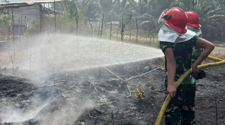 Korem 045 Turunkan Personel Padamkan Karhutla di Belilik Bangka Tengah
