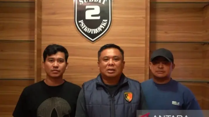 Korsleting Diduga Picu Kebakaran 20 Bedeng di Kedoya Selatan, 50 Petugas Dikerahkan Jakarta, 5 September 2026 – Kebakaran menghanguskan sekitar 20 bedeng di Jalan Kedoya Raya RT 4/RW 3, Kelurahan Kedoya Selatan, Kecamatan Kebon Jeruk, Jakarta Barat, pada Jumat, 4 September 2026. Dugaan sementara, api berasal dari korsleting listrik di salah satu bedeng yang berada berdekatan dengan tempat penyimpanan barang rongsokan. Banyaknya material yang mudah terbakar membuat api berkembang dengan cepat dan menjalar ke bangunan lain di sekitarnya. Petugas pemadam kebakaran yang menerima laporan segera mengerahkan personel dan armada menuju lokasi untuk mencegah kobaran semakin meluas. Proses pemadaman sempat menghadapi kendala akibat kondisi lalu lintas yang padat di sekitar lokasi kejadian. Meski puluhan bedeng terdampak, tidak dilaporkan adanya korban jiwa maupun korban luka dalam peristiwa tersebut. Komandan Peleton A Satuan Pelaksana Suku Dinas Penanggulangan Kebakaran dan Penyelamatan Kebon Jeruk, Suripto, mengatakan informasi dari saksi di lokasi mengarah pada dugaan arus pendek listrik sebagai pemicu awal kebakaran. Titik awal api disebut berada di salah satu bedeng yang ketika kejadian sedang ditinggalkan penghuninya bekerja. Bedeng tersebut berada di dekat area yang menyimpan barang-barang rongsokan sehingga api dengan cepat memperoleh material untuk terus membesar. Ketika keberadaan api diketahui, kobaran disebut sudah cukup besar dan mulai menyambar bangunan di sekitarnya. Kondisi tersebut membuat warga tidak dapat melakukan penanganan sendiri secara maksimal. Petugas kemudian memusatkan upaya pada pemadaman sekaligus mencegah api menjalar ke objek lain yang belum terbakar. Laporan mengenai kebakaran diterima petugas sekitar pukul 13.45 hingga 13.47 WIB. Pada tahap awal, enam unit armada dengan sekitar 30 personel langsung dikerahkan untuk menangani kejadian tersebut. Setelah melihat besarnya kobaran dan luas area yang terdampak, kekuatan kemudian ditambah hingga total 10 unit dengan sekitar 50 personel. Armada dari sektor Kebon Jeruk dan Kembangan dilibatkan karena lokasi kejadian membutuhkan respons cepat dari beberapa titik. Dukungan dari sektor Kembangan dinilai membantu karena jaraknya relatif dekat dengan lokasi kebakaran. Penambahan armada dilakukan untuk mempercepat lokalisasi api sekaligus memastikan pasokan air mencukupi selama proses pemadaman. Kepadatan lalu lintas menjadi salah satu tantangan yang dihadapi petugas ketika menuju lokasi. Kebakaran terjadi pada siang hari ketika aktivitas kendaraan di kawasan Kedoya dan sekitarnya cukup tinggi. Kondisi tersebut berpotensi memperlambat perjalanan kendaraan pemadam yang membutuhkan akses secepat mungkin menuju titik kejadian. Koordinasi antarsektor akhirnya membantu memastikan armada yang berada paling dekat dapat lebih dahulu memberikan penanganan. Setelah tiba, petugas langsung membagi personel untuk melakukan penyemprotan dari sejumlah sisi. Prioritas utama adalah menghentikan penyebaran api sebelum mencapai bangunan lain di bagian utara kawasan yang masih dapat diselamatkan. Petugas berhasil melokalisasi kobaran sehingga kebakaran tidak berkembang ke area yang lebih luas. Sekitar 20 bedeng dilaporkan terdampak, dengan sebagian besar bangunan tersebut digunakan oleh pekerja konstruksi. Karakter bangunan semi permanen serta keberadaan berbagai material mudah terbakar membuat proses penyebaran api berlangsung relatif cepat. Barang-barang yang berada di sekitar gudang rongsokan turut meningkatkan intensitas kobaran pada fase awal kejadian. Setelah api utama dapat dikendalikan, petugas melakukan proses pendinginan untuk memastikan tidak terdapat bara yang berpotensi kembali menyala. Pemeriksaan dilakukan pada puing-puing bangunan karena material yang tertumpuk dapat menyimpan panas meskipun kobaran sudah tidak terlihat. Tidak adanya korban jiwa menjadi hal penting dalam penanganan kebakaran tersebut. Ketika api pertama kali muncul, sejumlah penghuni bedeng sedang menjalankan aktivitas di luar lokasi sehingga mereka tidak terjebak di dalam bangunan. Petugas juga melakukan pemeriksaan untuk memastikan tidak terdapat warga yang tertinggal di kawasan terdampak. Meski tidak menimbulkan korban manusia, kebakaran menyebabkan kerusakan terhadap bangunan dan berbagai barang milik penghuni. Sejumlah bedeng yang sebelumnya digunakan sebagai tempat tinggal pekerja tidak lagi dapat digunakan setelah dilalap api. Besaran kerugian material akibat kejadian tersebut masih membutuhkan pendataan lebih lanjut. Dugaan korsleting listrik kembali menjadi perhatian karena gangguan instalasi kelistrikan merupakan salah satu penyebab yang kerap ditemukan dalam kejadian kebakaran di kawasan padat maupun bangunan semi permanen. Instalasi yang tidak sesuai standar, sambungan kabel bertumpuk, penggunaan perangkat listrik melebihi kapasitas, serta kondisi kabel yang sudah rusak dapat meningkatkan risiko hubungan pendek. Pada lingkungan yang dipenuhi bahan mudah terbakar, percikan kecil dapat berkembang menjadi kebakaran besar dalam waktu singkat. Karena itu, pemeriksaan berkala terhadap jaringan listrik menjadi bagian penting dari langkah pencegahan. Penghuni juga perlu menghindari penggunaan sambungan listrik yang tidak memenuhi standar keamanan. Peralatan yang tidak digunakan dalam waktu lama sebaiknya dilepaskan dari sumber listrik untuk mengurangi risiko gangguan. Peristiwa di Kedoya Selatan sekaligus menunjukkan pentingnya akses kendaraan pemadam menuju kawasan permukiman dan tempat usaha. Setiap menit mempunyai pengaruh besar ketika kebakaran terjadi pada bangunan yang menggunakan material mudah terbakar. Jalan yang padat atau akses yang terhalang dapat membuat api memperoleh waktu lebih panjang untuk berkembang sebelum petugas tiba. Masyarakat diharapkan memberikan prioritas kepada kendaraan pemadam yang sedang menuju lokasi kejadian dengan segera membuka jalur apabila mendengar sirene. Di kawasan padat, warga juga perlu memastikan akses jalan tidak tertutup kendaraan maupun barang yang dapat menghambat operasi darurat. Dukungan sederhana tersebut dapat membantu petugas mempercepat proses penanganan sekaligus mengurangi kemungkinan kebakaran meluas. Setelah pemadaman selesai, penyebab pasti kebakaran tetap memerlukan pemeriksaan lebih lanjut meskipun dugaan awal mengarah pada korsleting listrik. Keterangan saksi menjadi salah satu bahan untuk mengetahui kondisi sebelum api pertama kali terlihat. Pemeriksaan titik awal kebakaran juga diperlukan untuk memastikan bagaimana api dapat muncul dan kemudian menyebar ke sekitar 20 bedeng. Temuan tersebut nantinya dapat menjadi bahan evaluasi bagi penghuni maupun pengelola kawasan untuk memperbaiki aspek keselamatan. Perhatian terutama perlu diberikan terhadap instalasi listrik dan penempatan material rongsokan yang mudah terbakar. Pemisahan bahan mudah terbakar dari sumber listrik dan panas dapat mengurangi risiko apabila terjadi gangguan teknis. Kebakaran di Kedoya Selatan menjadi pengingat mengenai tingginya risiko api pada kawasan dengan bangunan yang saling berdekatan. Respons sekitar 50 personel dengan 10 unit armada berhasil membatasi penyebaran sehingga bangunan lain di sekitar lokasi dapat diselamatkan. Petugas juga memastikan proses pendinginan dilakukan setelah api berhasil dikendalikan untuk mencegah munculnya titik api baru. Tidak adanya korban luka maupun korban jiwa membuat dampak kejadian terutama berupa kerusakan material terhadap bedeng dan barang milik penghuni. Masyarakat diimbau semakin memperhatikan keamanan instalasi listrik, khususnya pada bangunan semi permanen dan lokasi yang menyimpan material mudah terbakar. Pemeriksaan rutin dan respons cepat ketika menemukan percikan, bau kabel terbakar, maupun gangguan listrik dapat menjadi langkah sederhana untuk mencegah kejadian serupa berkembang menjadi kebakaran besar.
